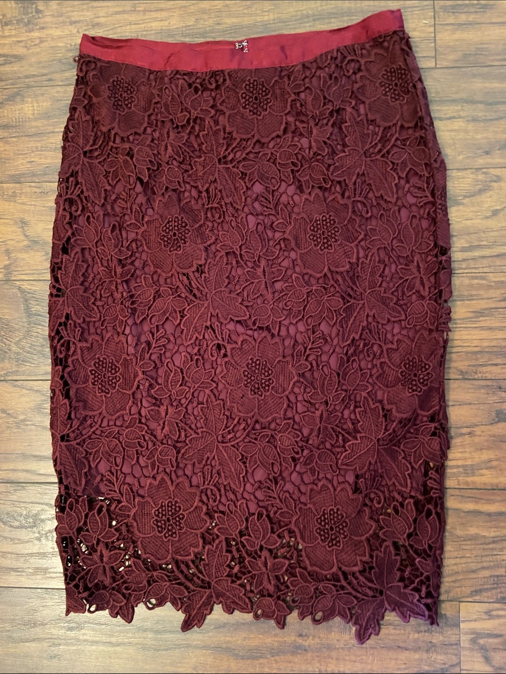 Elizabeth and James Lace Doily Knee Skirt Maroon Size 8